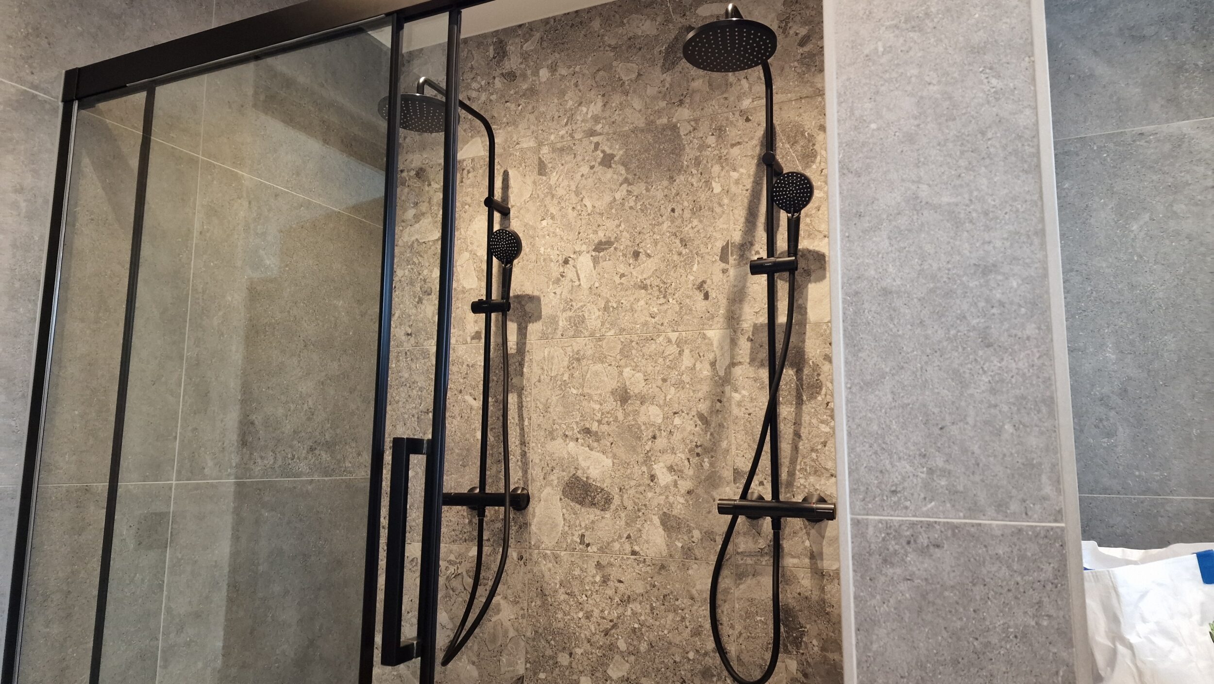 Beneden XL douche met 2 regendouches
